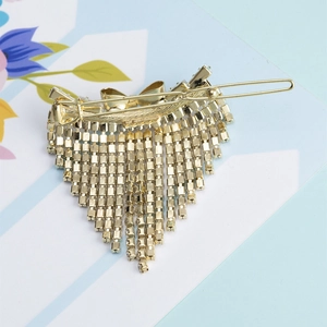 Barrette élégante en alliage doré avec strass scintillants et design de pompon v