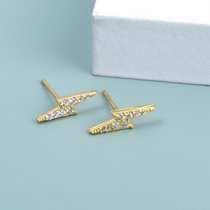 Boucles d'oreilles éclair minimalistes en or serties de pierres de zircone cubique
