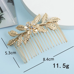 Vue détaillée d'un peigne à cheveux floral doré avec strass, dimensions 8,4 cm x 5,3 cm