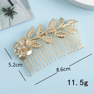 Détail d'un peigne à cheveux de mariée avec feuilles dorées et strass étincelants