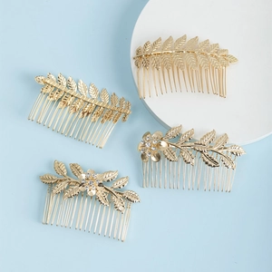 Détail de quatre peignes à cheveux dorés pour mariée avec feuilles et strass brillants