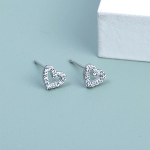 Boucles d'oreilles cœur en argent S925 avec zircons cubiques de style minimaliste