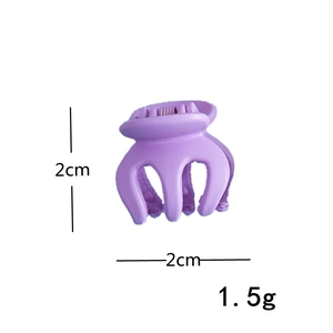 Détail de la mini pince à cheveux violet mat de 2cm montrant la taille et le poids