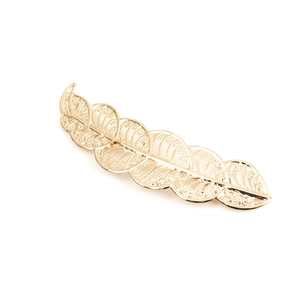 Fermaglio per capelli a foglia d'oro traforata con venature in filigrana su bianco