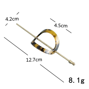 Detailed view of acetate tortoiseshell hair pin with golden metal rod and dimensions