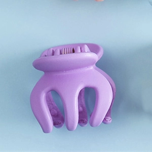 Vue détaillée d'une mini pince à cheveux violette mate en résine pour la coiffure