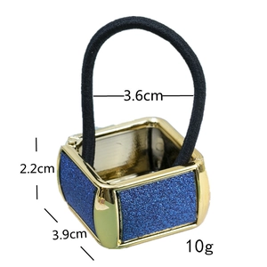 Dettaglio dell'elastico per capelli glitter oro con dimensioni 3,9 cm di larghezza
