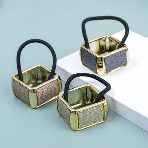 Set di tre elastici per capelli quadrati glitterati su eleganti basi blu
