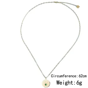 Goldene Edelstahlkette mit grünem Malachit-Anhänger und Positive-Gravur auf weißem Hintergrund