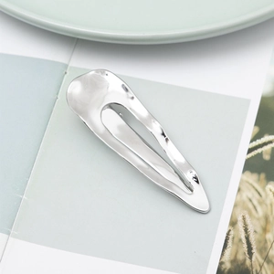 Barrette en métal argenté au design géométrique ondulé et au style minimaliste moderne