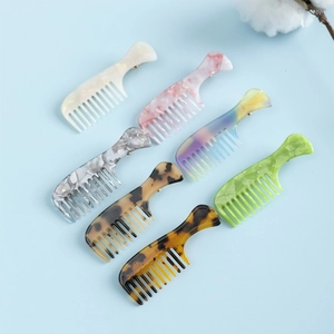 Lot de 7 mini peignes à cheveux en acétate coloré aux motifs marbre et écaille