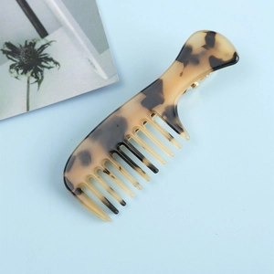 Détail d'une pince à cheveux créative en forme de peigne avec motif élégant en écaille
