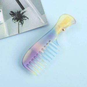 Détail de la pince à cheveux en forme de peigne avec dégradé tricolore et clip doré