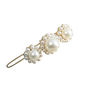 Vue détaillée de la barrette à fleurs en perles élégantes avec finition en métal doré