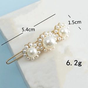 Détails de la pince à cheveux dorée avec perles, dimensions 5,4 cm x 1,5 cm et poids 6,2 g