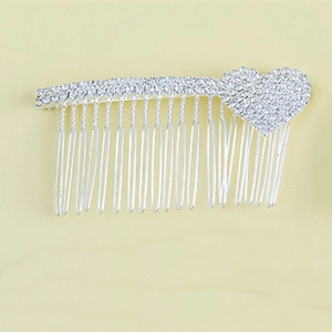 Dettaglio pettine per capelli da sposa argentato con strass e decorazione a cuore