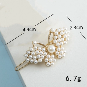 Détail de la pince à cheveux papillon en perles avec dimensions 4,9cm x 2,3cm et 6,7g