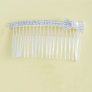 Dettaglio di pettine per capelli sposa argento con fiocco di strass e perline