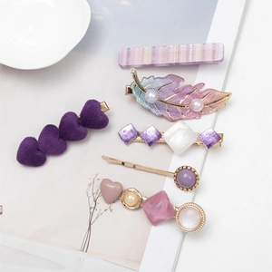 Ensemble de 5 barrettes violettes avec perles et cœurs en velours sur fond blanc
