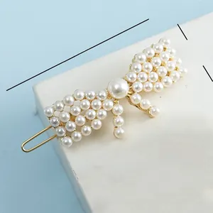 Détail d'une barrette papillon en perles avec base en métal doré et dimensions