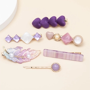 Détail d'un lot de 6 barrettes violettes et roses avec perles, résine et velours