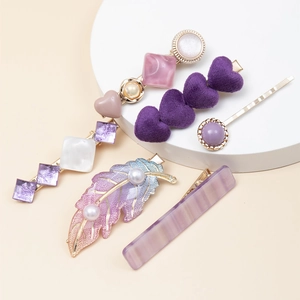 Set de 5 barrettes violettes avec coeurs en peluche et perles pour un style élégant