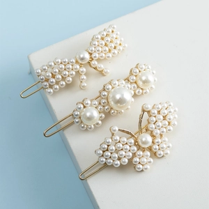 Ensemble de trois pinces à cheveux dorées avec perles blanches en forme de papillon et fleurs