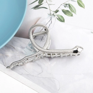 Elegante pinza de pelo de serpiente plateada con textura de escamas y strass