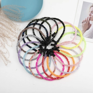 Cerchietti minimalisti con strass e cristalli multicolore disposti in modo circolare