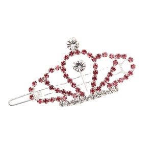 Dettaglio ravvicinato di un fermaglio per capelli a corona argento con strass rosa e bianchi