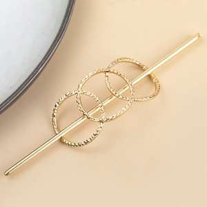 Pic à cheveux géométrique circulaire en métal doré avec finition martelée élégante