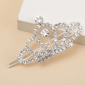 Dettaglio elegante fermaglio per capelli a corona argento con strass bianchi luccicanti