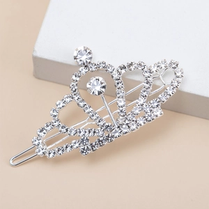 Elegante fermaglio per capelli a corona d'argento con strass su sfondo geometrico pulito