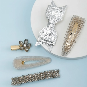 Ensemble de barrettes à perles et nœuds avec paillettes argentées et détails en cristal