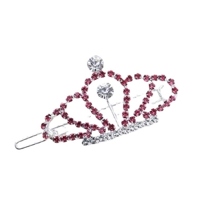 Elegante fermaglio a corona argento con strass rossi e bianchi su sfondo bianco