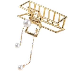 Eleganter goldener rechteckiger Haarklammer mit hängenden Perlenquasten und Metalloberfläche