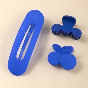Tre accessori per capelli blu Klein opachi con forma a ciliegia e clip minimaliste