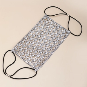 Masque de fête luxueux en maille géométrique avec strass argentés et perles blanches