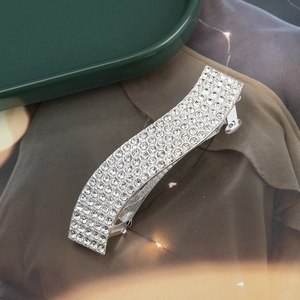 Pince à cheveux rectangulaire argentée avec des rangées de strass blancs étincelants
