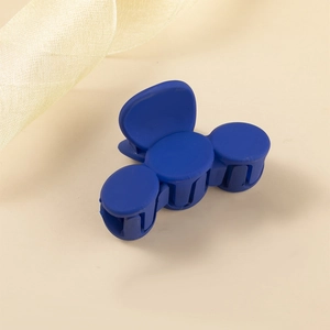 Pinza per capelli opaca blu Klein minimalista per donna con tre elementi a disco circolare
