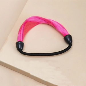 Extension de cheveux queue de cheval rose vif sur un chouchou élastique élégant