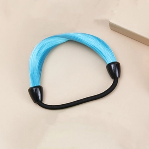 Détail d'un élastique à cheveux en mèches bleues synthétiques avec attache et bande flexible