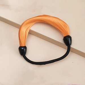 Élastique à cheveux élégant en fibres synthétiques orange sur support beige moderne
