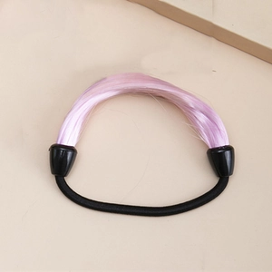 Vue détaillée d'un chouchou en cheveux synthétiques roses avec élastique noir pour queue de cheval