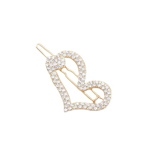Elegante gouden hart haarclip met micro-steentjes op een strakke witte achtergrond