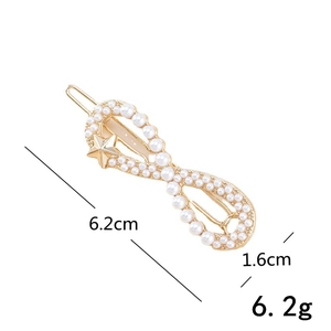 Détail d'une pince à cheveux infini avec perles et étoile, dimensions 6,2cm x 1,6cm