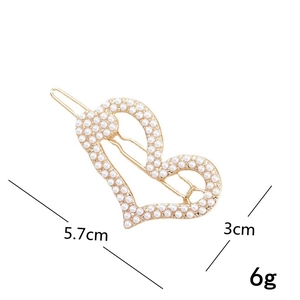 Detail van hartvormige parel haarspeld met afmetingen van 5,7cm lengte en 3cm hoogte