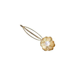 Vintage Sonnenblumen-Haarspange in Gold mit Perle auf einem reinweißen Hintergrund