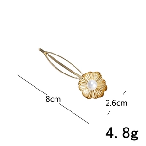 Detailansicht der goldenen Blumen-Haarspange mit Perle, 8 cm Länge und 2,6 cm Breite