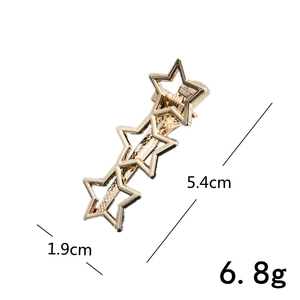 Detailansicht einer goldenen Stern-Haarspange mit Abmessungen 5.4cm x 1.9cm und Metalltextur